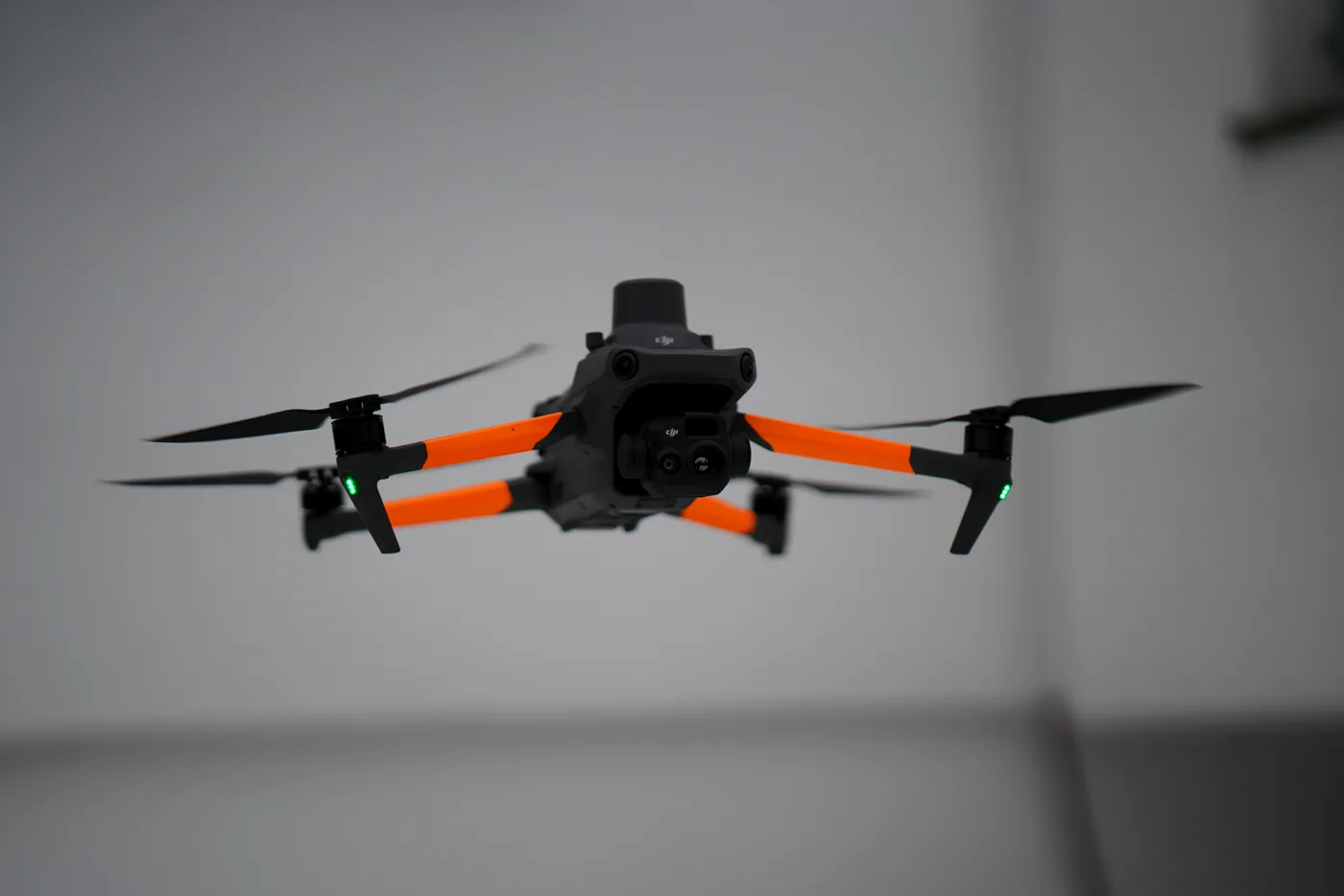 DJI Mavic 3T Enterprise mit orangen Armen und Thermal-Gimbal im Schwebeflug